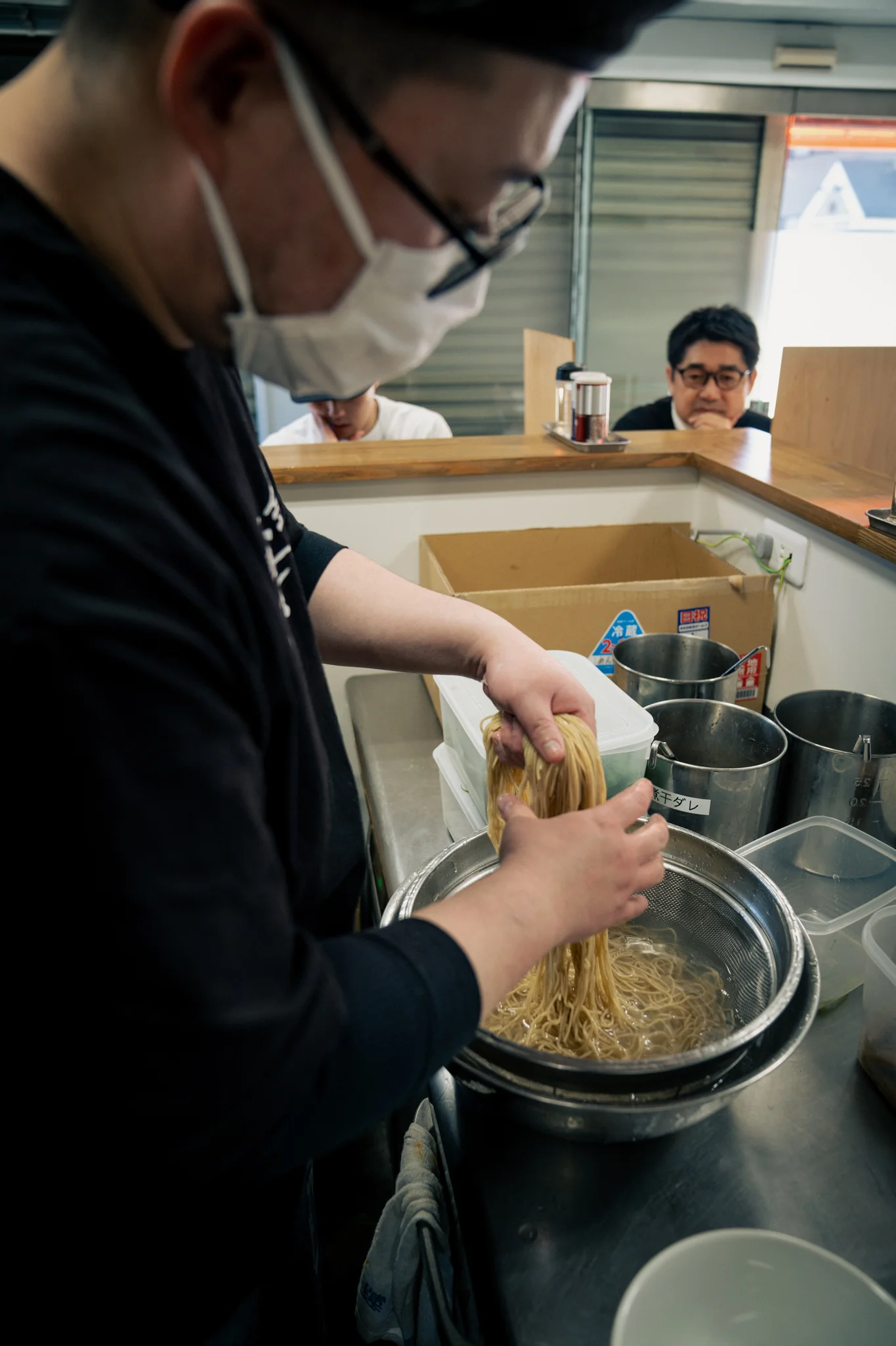 麺を仕込む山本さん