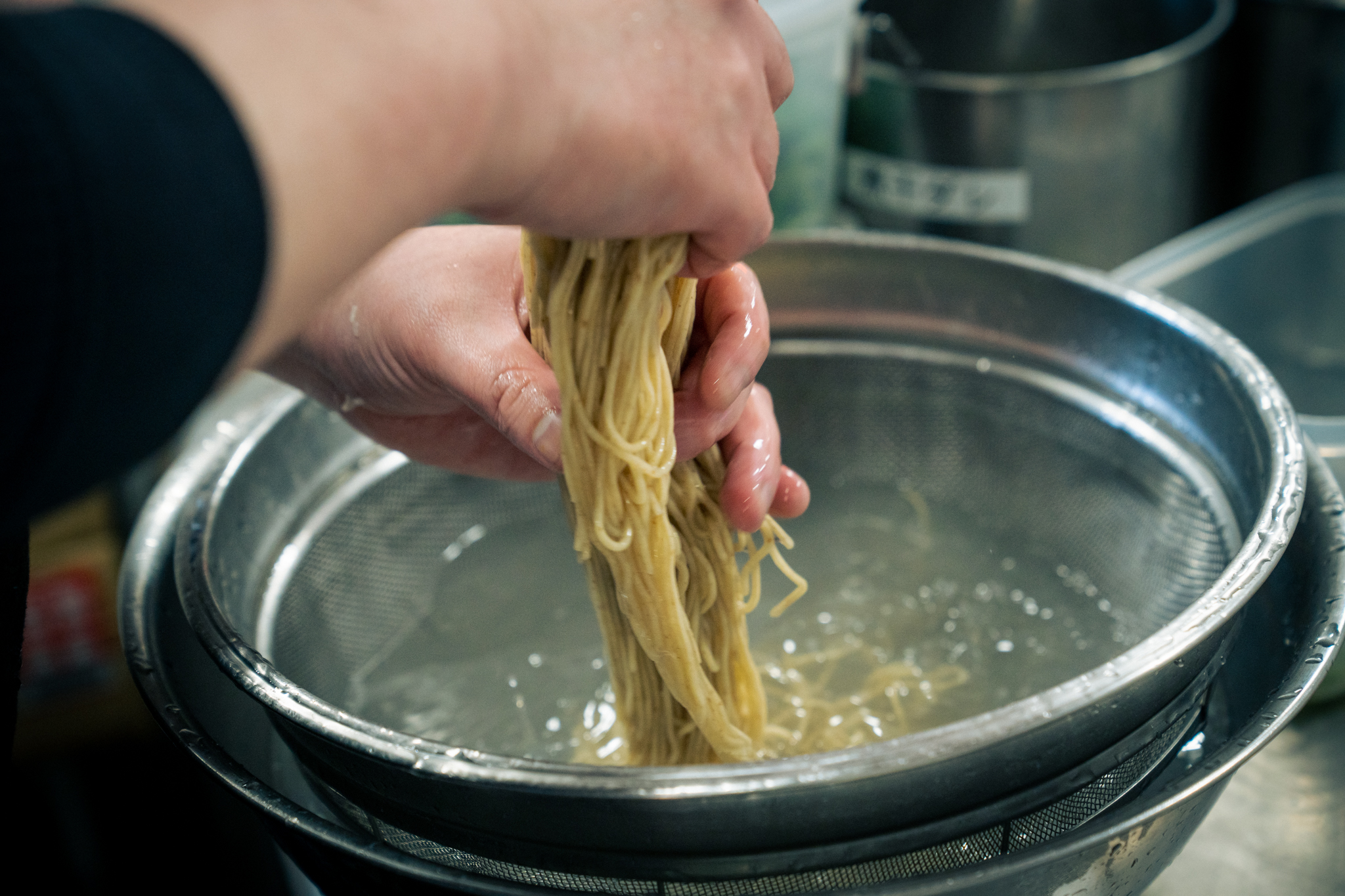 麺を扱う山本さんの手元