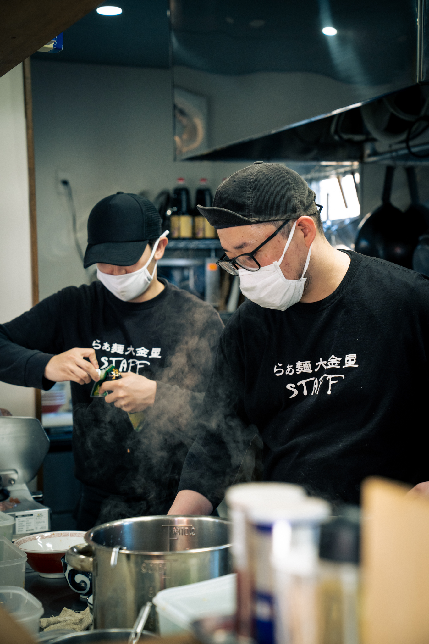 二人で調理するシーン