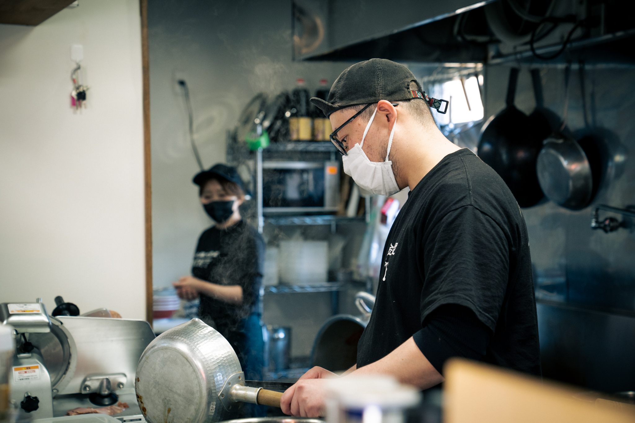 スタッフと共に調理する山本さん