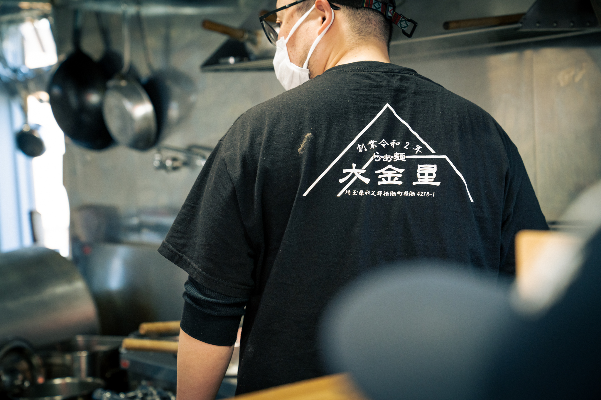 厨房で作業する後ろ姿